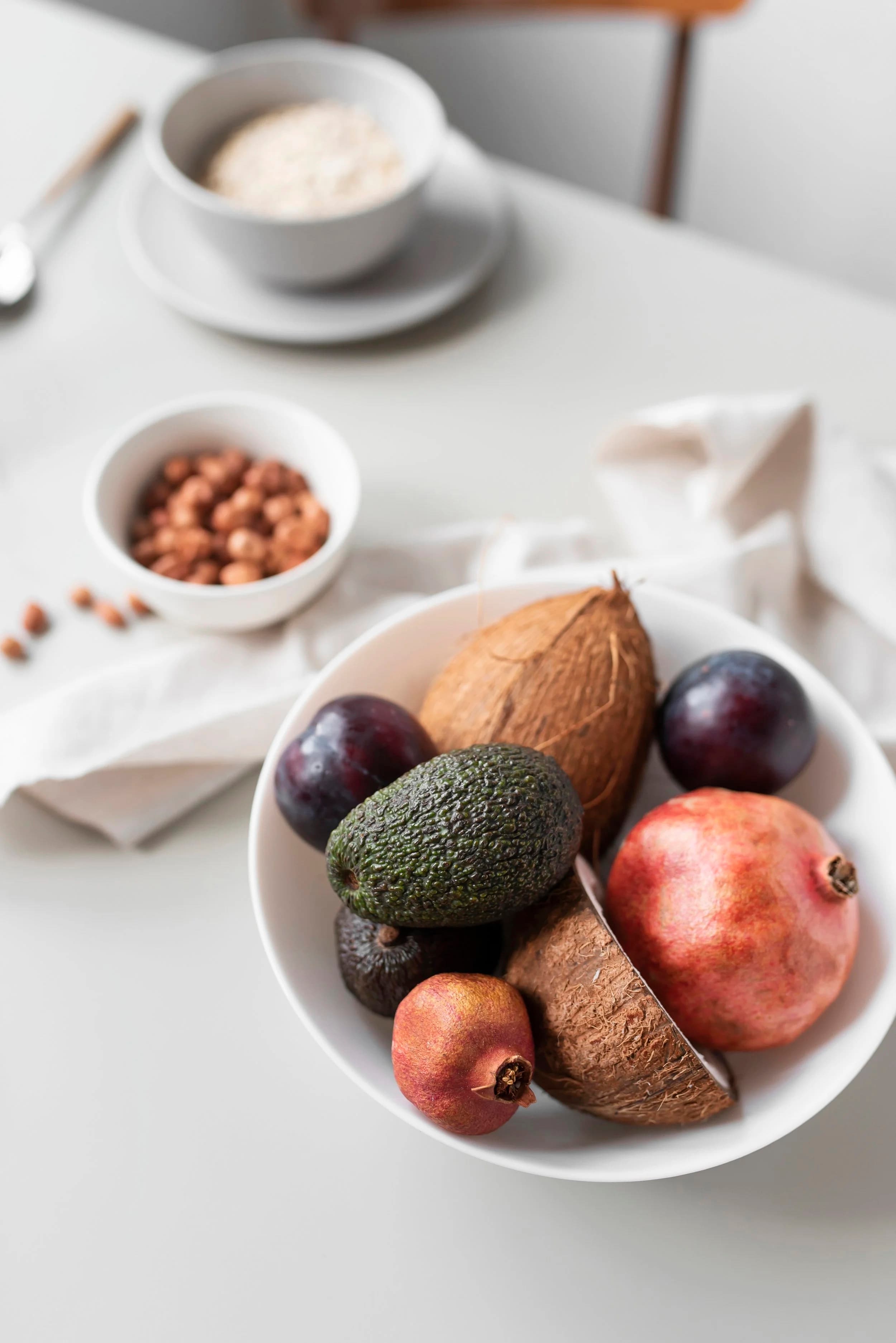 Table pleine d'aliments frais